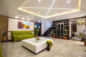 Posezení v ubytování Villa Grand Hotel Near Kempegowda International Airport