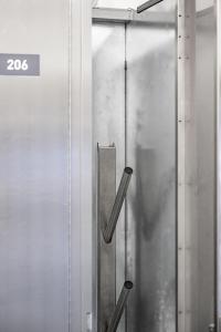 uma porta de metal com duas pegas de metal numa parede em Hotel Grauer Bär em Sölden