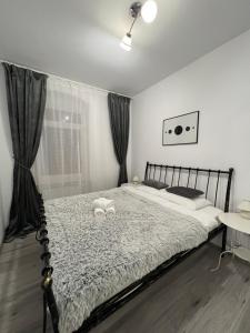 En eller flere senge i et værelse på Apart City Center + 42 billeder