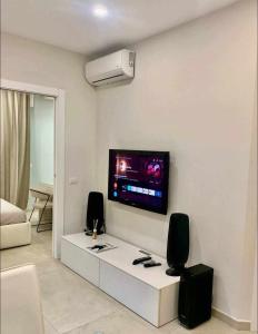 ein Wohnzimmer mit einem Flachbild-TV an der Wand in der Unterkunft Le Suite Abitare Roma in Rom
