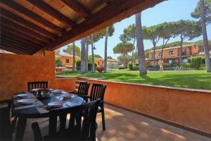 a table and chairs on a patio with a view of a yard at Casas Golf Relax in Pals