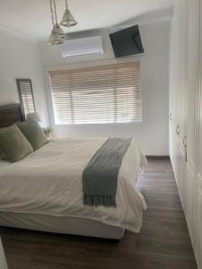 ein Schlafzimmer mit einem großen Bett und einem Fenster in der Unterkunft Phantom view in Alberton