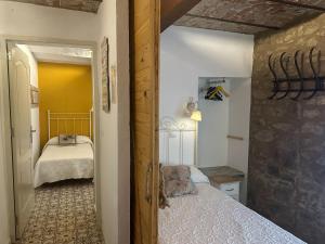 トルヒーリョにあるCasatrujillo AT-CC00739の黄色い壁のベッドルーム1室(ベッド1台付)