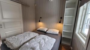 1 dormitorio con 2 camas y ventana en Øen Turistsenter Cottages en Geilo