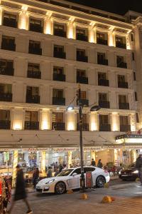 イスタンブールにあるThe Center Hotelの建物前に駐車した白車