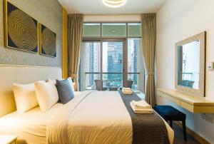 1 dormitorio con 1 cama grande y ventana grande en Vacay Lettings - Iris blue spectacular Marina view Apartment, en Dubái