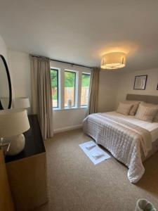 Postel nebo postele na pokoji v ubytování 2 Bedroom Apartment With Garden Lansdown Bath