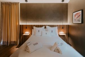 a bedroom with a large bed with white pillows at Petit Luxe Volta ÀTIC in Terrassa