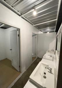 - une salle de bains avec deux lavabos dans l'établissement 3199 Cafe' Latya, 