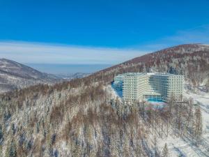 eine Luftansicht eines Gebäudes auf einem Berg in der Unterkunft Crystal Mountain Hotel Wisła in Wisła