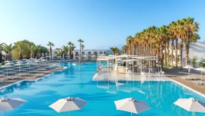Bazén v ubytovaní Porto Bello Beach Hotel alebo v jeho blízkosti