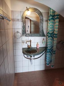 bagno con lavandino e specchio di SeaL Villa a Città di Alonissos