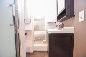 ein kleines Badezimmer mit Waschbecken und Fenster in der Unterkunft Les gîtes de Madline, Le petit Solidor in Saint-Malo + 29 Fotos