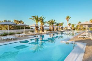 Bazén v ubytovaní Porto Bello Beach Hotel alebo v jeho blízkosti