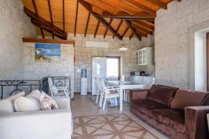 - un salon avec un canapé et une table dans l'établissement Lovely Villa with Backyard in Bozcaada near Beach, à Çanakkale