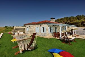 una casa con cortile con sedie e tavolo di Lovely Villa with Backyard in Bozcaada near Beach a Çanakkale