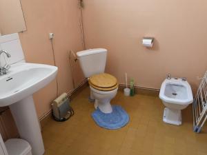 A bathroom at Forest Lake views and fishing