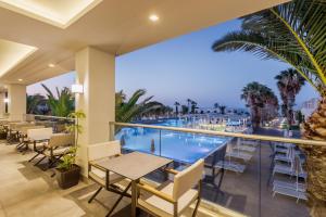 Bazén v ubytovaní Porto Bello Beach Hotel alebo v jeho blízkosti