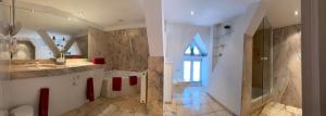 ein Bad mit einem WC, einem Waschbecken und einer Dusche in der Unterkunft Hotel Pilgrimhaus in Soest