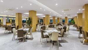 Reštaurácia alebo iné gastronomické zariadenie v ubytovaní Porto Bello Beach Hotel