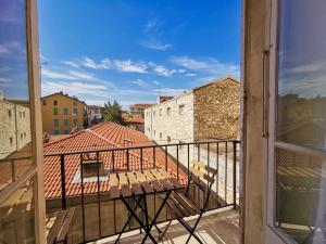 een raam met uitzicht op een balkon met een bank bij Le LORRAINE in Nice