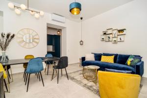 ein Wohnzimmer mit einem blauen Sofa und einem Tisch in der Unterkunft LUXURY CONGRES in Nizza
