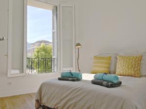 Schlafzimmer mit einem Bett und einem großen Fenster in der Unterkunft Le SCALIERO in Nizza