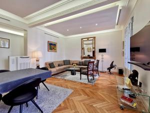 Μια τηλεόραση ή/και κέντρο ψυχαγωγίας στο LUXURY BAQUIS