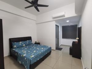 um quarto com uma cama e uma ventoinha de tecto em Coco HomeStay 旅人の家@The Venus Sitiawan Perak em Sitiawan