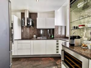 Η κουζίνα ή μικρή κουζίνα στο LUXURY BAQUIS