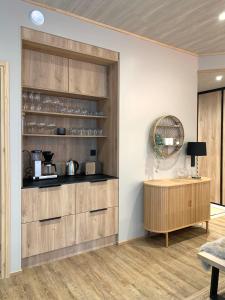 Una cocina con armarios de madera y una mesa. en Chalé NAAVA, en Ruka