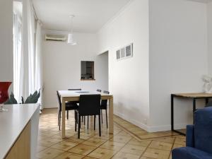 a kitchen and dining room with a table and chairs at Appartement 'le Fontainebleau' in Nice