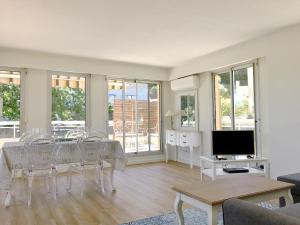 ニースにあるAppartement 'Eucalyptus'のリビングルーム(テーブル、椅子、テレビ付)
