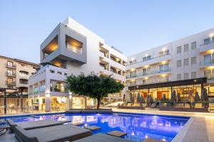 Bazén v ubytování Atrium Ambiance Hotel nebo v jeho okolí