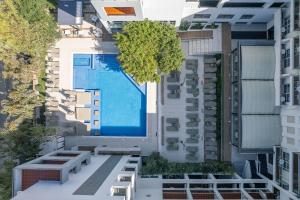 Bazén v ubytování Atrium Ambiance Hotel nebo v jeho okolí