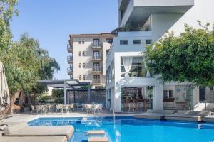 Bazén v ubytování Atrium Ambiance Hotel nebo v jeho okolí