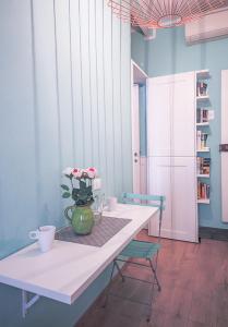 a table with a vase of flowers on it at Apartments Florence - Pinzochere White in Florence