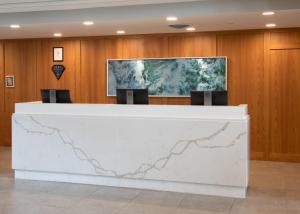パナマ・シティ・ビーチにあるBluegreen's Bayside Resort and Spa at Panama City Beachの木製の壁のロビーにある大理石のカウンター +37枚の写真
