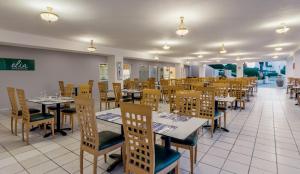 Reštaurácia alebo iné gastronomické zariadenie v ubytovaní Porto Bello Beach Hotel