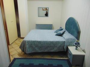 una camera con letto e testiera blu di B&B Villa il Noce a Picinisco