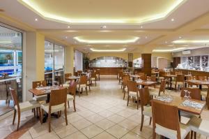 Reštaurácia alebo iné gastronomické zariadenie v ubytovaní Porto Bello Beach Hotel
