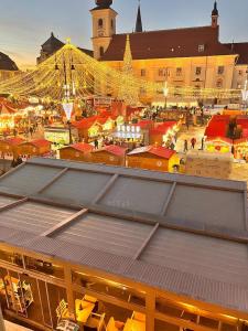 uma visão geral de um mercado de Natal em uma cidade em Rabbit Hole em Sibiu