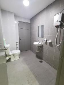 uma casa de banho com um WC e um lavatório em Coco HomeStay 旅人の家@The Venus Sitiawan Perak em Sitiawan