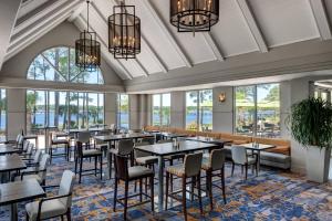 パナマ・シティ・ビーチにあるBluegreen's Bayside Resort and Spa at Panama City Beachのテーブルと椅子と窓のあるダイニングルーム