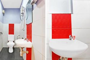 ein Bad mit einem Waschbecken und einem WC in der Unterkunft OYO 89654 My New Home Hotel in Gua Musang