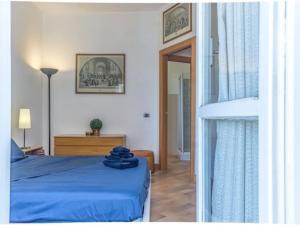 una camera da letto con un letto con lenzuola blu e una lampada di Al Gemelli1 parcheggio e wifi a Roma