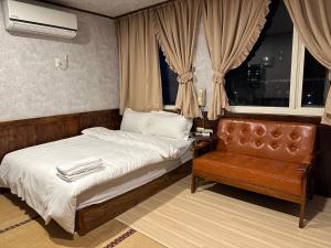 Postel nebo postele na pokoji v ubytování Ming Ren Hotspring Hotel