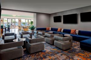 パナマ・シティ・ビーチにあるBluegreen's Bayside Resort and Spa at Panama City Beachのソファと椅子付きの広いリビングルーム
