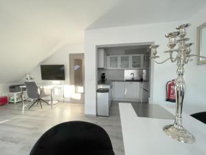 uma cozinha e sala de estar com uma mesa e uma sala de jantar em F10 APARTMENT Illertissen SKY em Illertissen