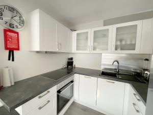 Η κουζίνα ή μικρή κουζίνα στο F10 APARTMENT Illertissen SKY +3 φωτογραφίες